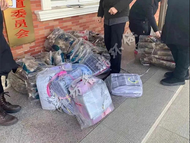 助力扶貧獻(xiàn)愛心 贈(zèng)送錦旗表謝意3.jpg